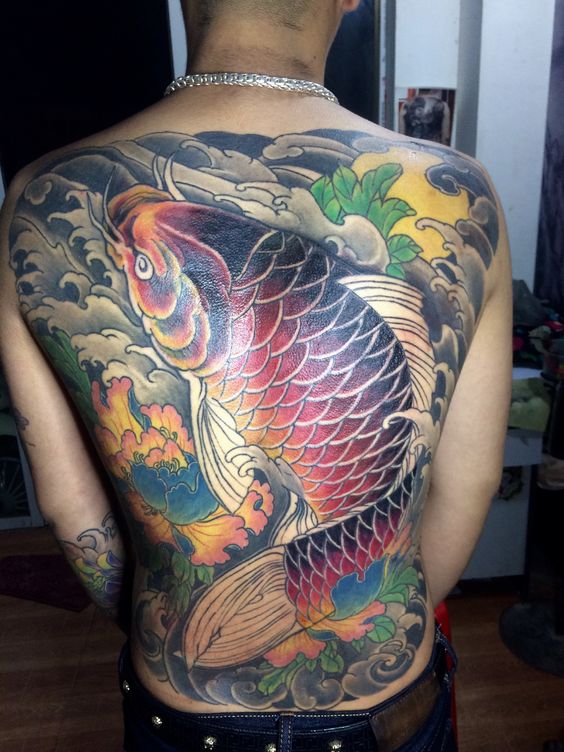 cá chép hoa mẫu đơn tattoo lưng