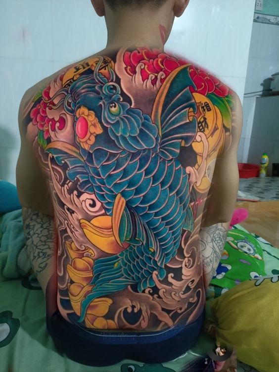 tatoo cá chép tại nhà cho khách hàng