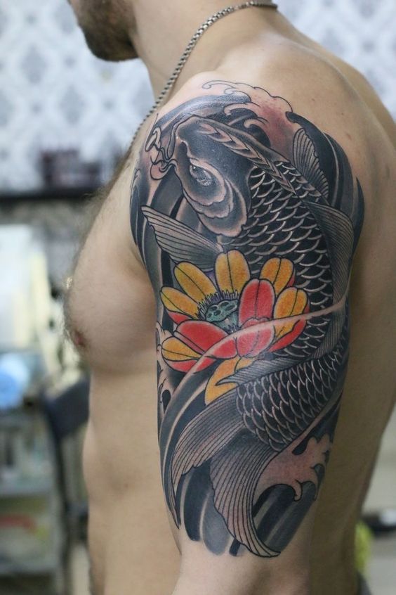 chép đen và hoa sen tattoo bắp tay