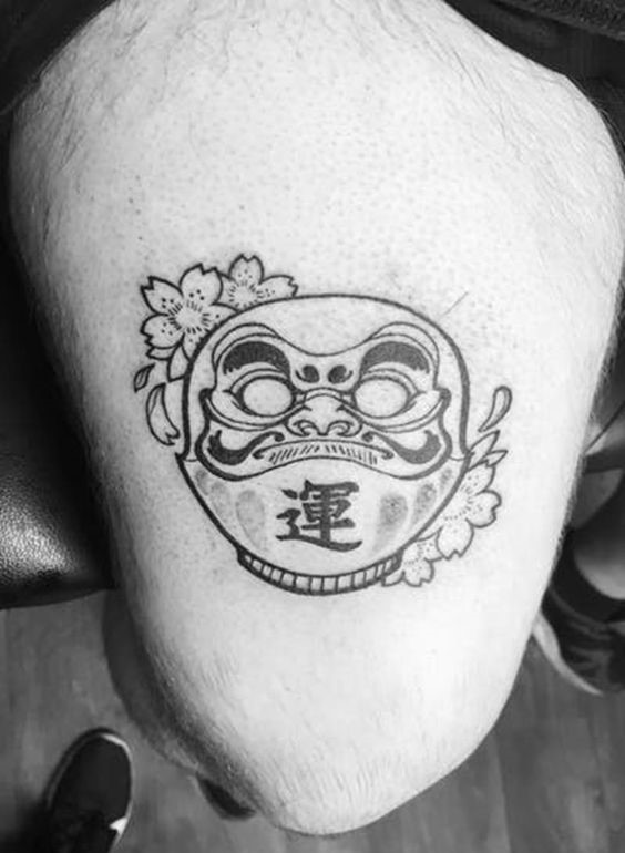 hình xăm daruma kết hợp điểm nhấn hoa anh đào