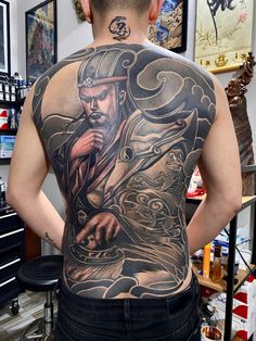 hình xăm gia cát lượng đơn sắc bít lưng hình xăm gia cát lượng đơn sắc bít lưng