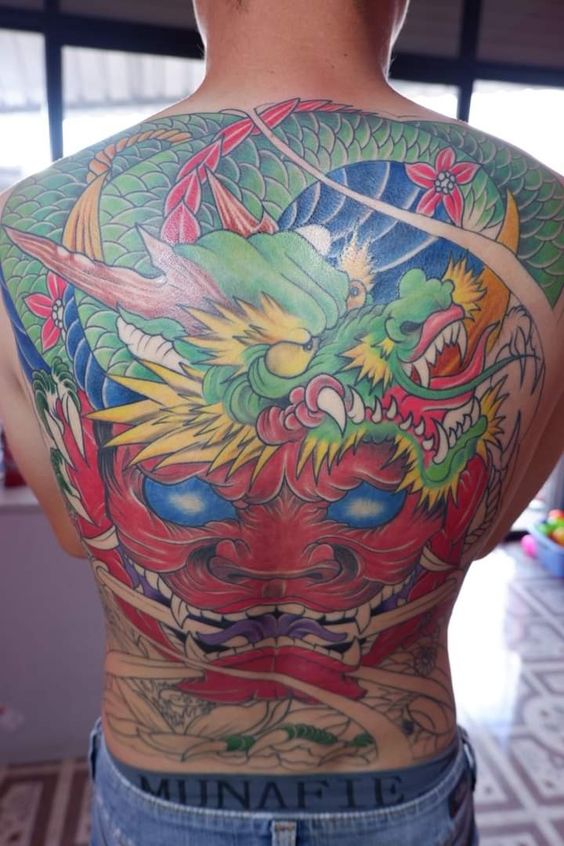 khách yêu cầu tattoo kín lưng hình xăm mặt quỷ kết hợp với họa tiết rồng