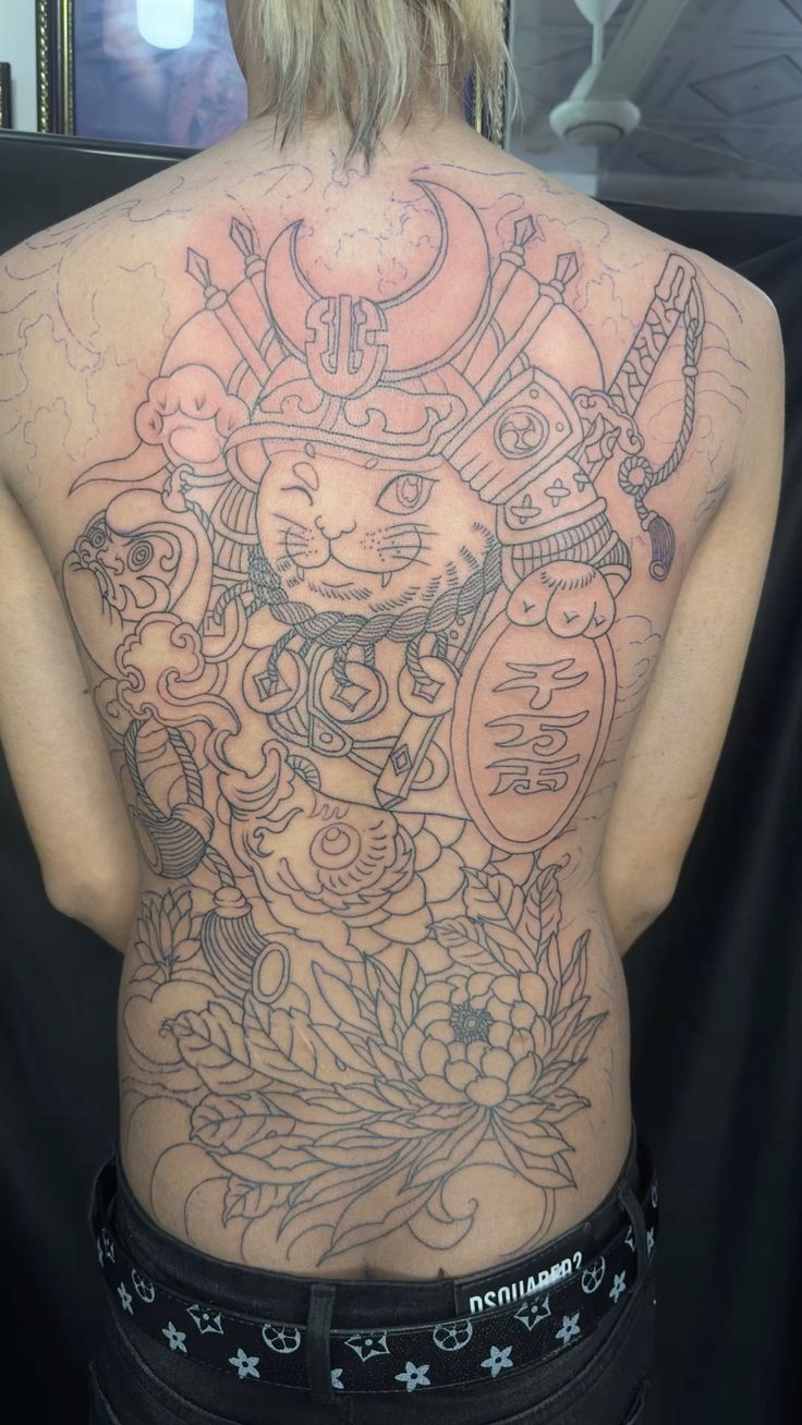 lên nét tattoo mèo thần tài samurai kín lưng