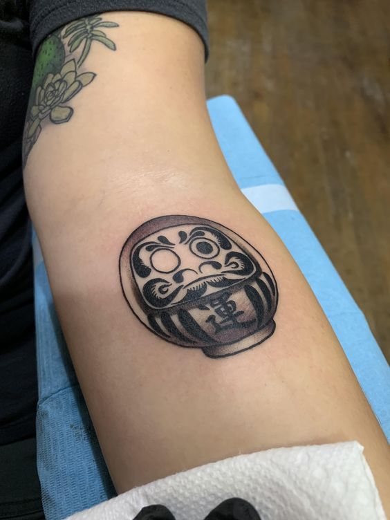 tattoo búp bê daruma đen trắng