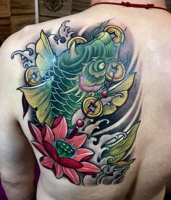 tattoo cá chép có sừng ngậm đồng tiền vàng kết hợp hoa sen ở lưng