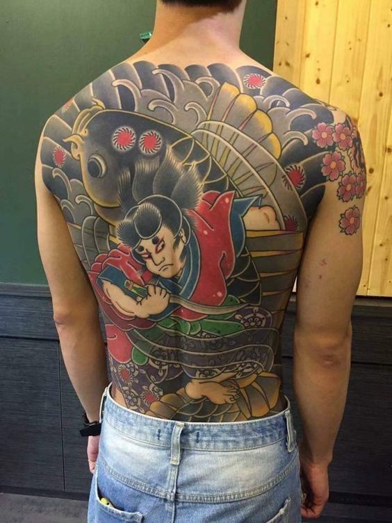 tattoo cá chép đen kết hợp cậu bé kintaro và họa tiết nhật cổ