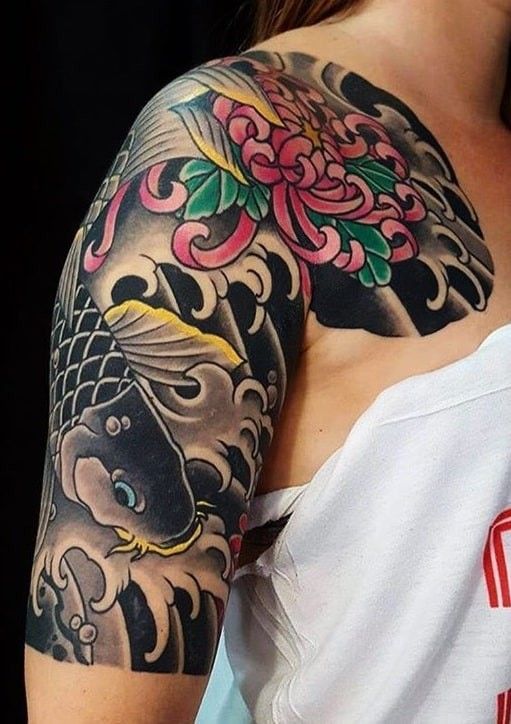 tattoo cá chép đen kết hợp hoa bỉ ngạn hồng