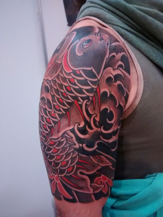 tattoo cá chép đen kết hợp họa tiết lá cây và nước