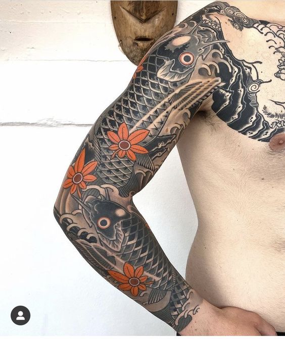 tattoo cá chép đen kết hợp với lá đỏ vắt vai