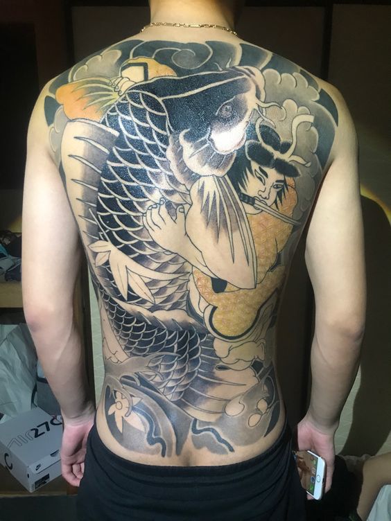 tattoo cá chép đen và cậu bé kintaro bít lưng