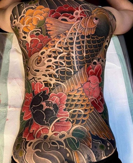 tattoo cá chép đen vàng kết hợp họa tiết hoa mẫu đơn bít lưng