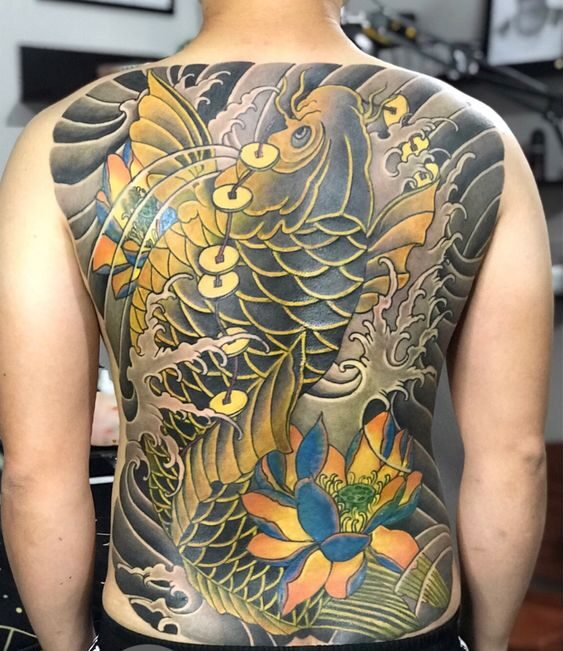 tattoo cá chép đen vàng ngậm chuỗi đồng xu kết hợp họa tiết hoa sen full lưng cực đẹp