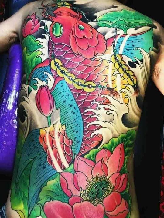 tattoo cá chép đỏ cùng nhiều đồng xu kết hợp họa tiết hoa sen kín lưng cực đẹp