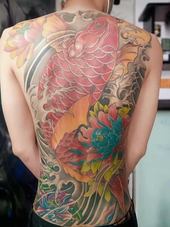 tattoo cá chép đỏ kết hợp hoa mẫu đơn nhiều màu sắc cực độc đáo