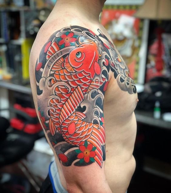 tattoo cá chép đỏ kết hợp với hoa và sóng biển