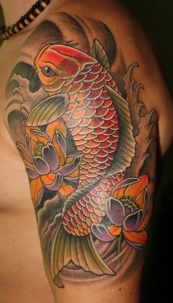 tattoo cá chép đỏ và hoa sen trên bắp tay