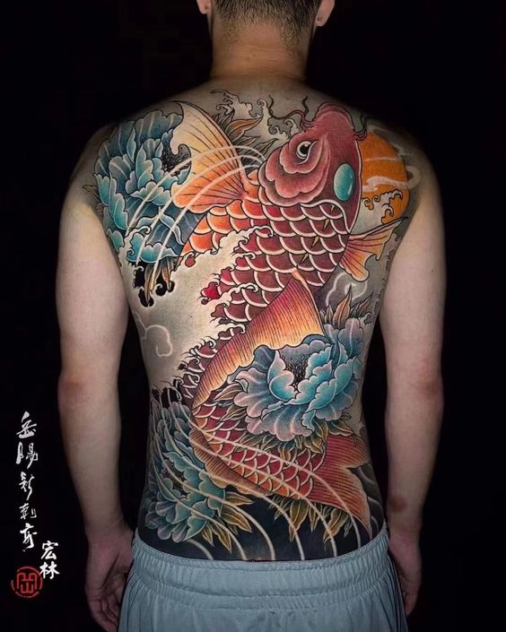 tattoo cá chép đỏ với hoa mẫu đơn xanh