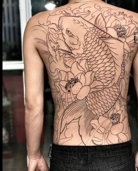 tattoo cá chép kết hợp họa tiết hoa sen kín lưng đơn giản