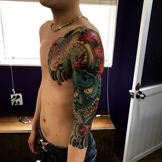 tattoo cá chép kết hợp mặt quỷ mà lá phong đỏ