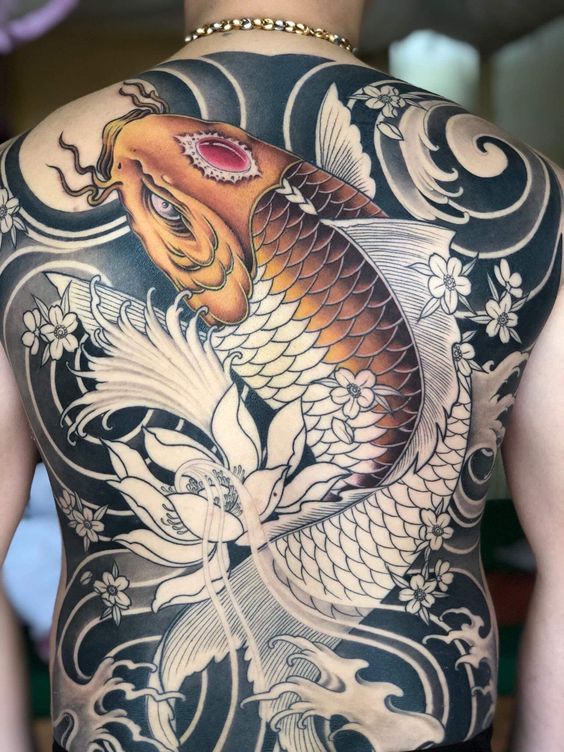 tattoo cá chép kín lưng cho anh khách