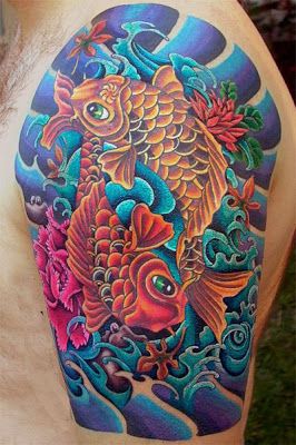 tattoo cá chép nền xanh trên bắp tay