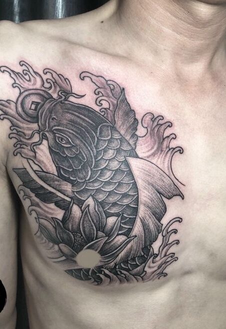 tattoo cá chép ngậm đồng tiền kết hợp với họa tiết hoa sen đơn sắc