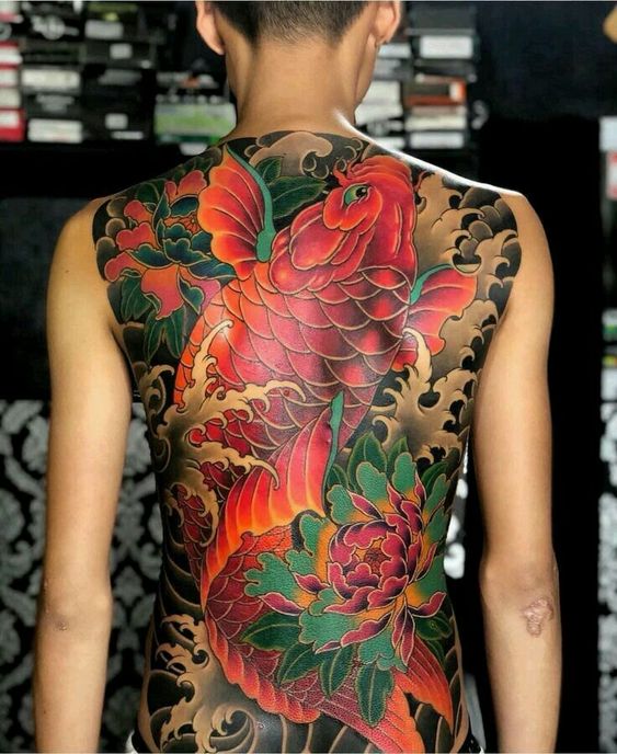 tattoo cá chép nhật cổ đỏ với hoa mẫu đơn xanh đỏ ấn tượng