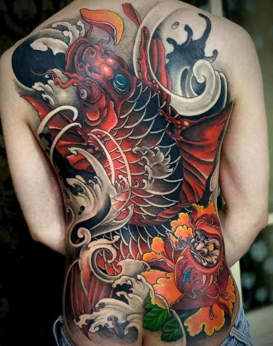 tattoo cá chép nhật cổ kết hợp daruma