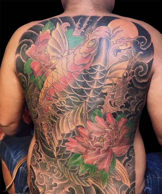 tattoo cá chép nhật cổ kết hợp hoa mẫu đơn kín lưng cho khách