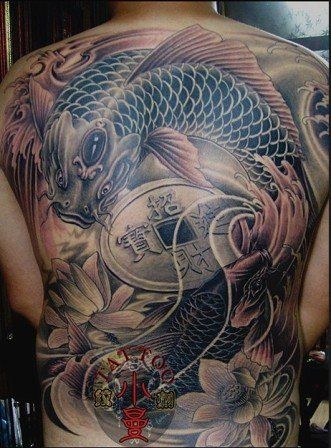 tattoo cá chép nhật cổ với đồng xu đen trắng