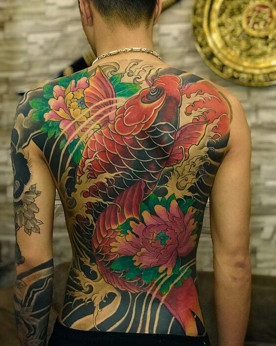 tattoo cá chép nhật cổ với hoa mẫu đơn độc đáo