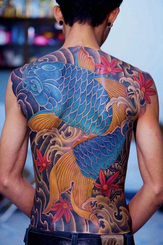 tattoo cá chép nhật cổ xanh dương với lá phong đỏ