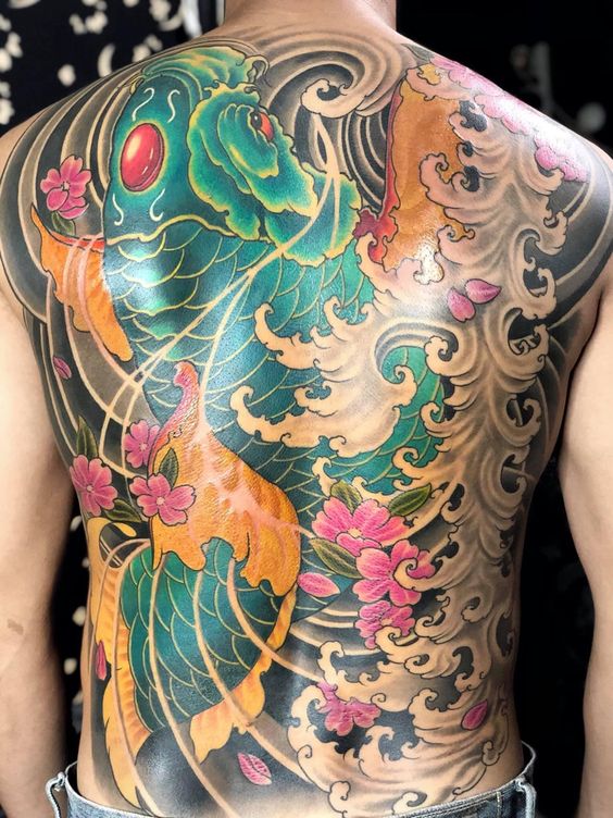 tattoo cá chép nhật cổ xanh kết hợp hoa anh đào