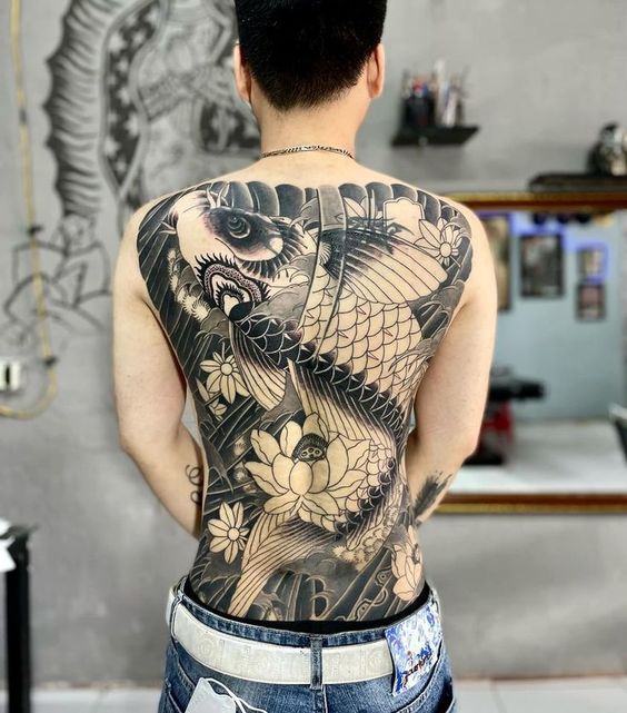 tattoo cá chép uốn lượn kết hợp hoa sen bít lưng