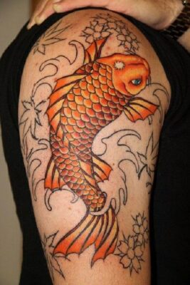 tatto cá chép vàng bắp tay