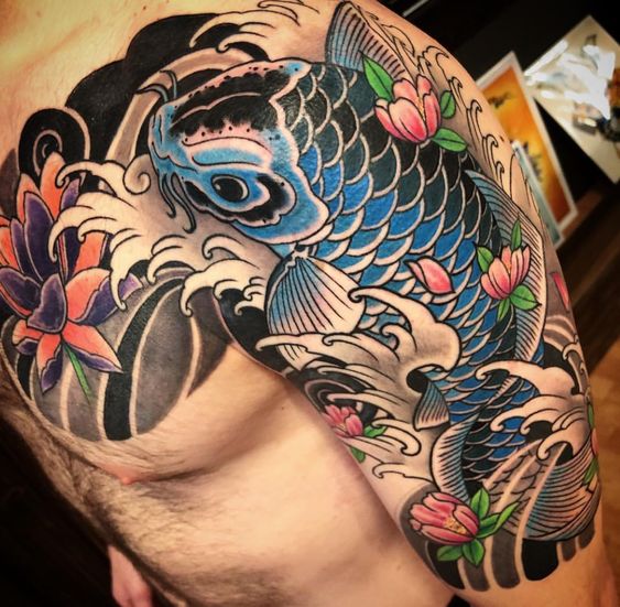 tattoo cá chép xanh đen kết họp hoa anh đào và hoa sen tím