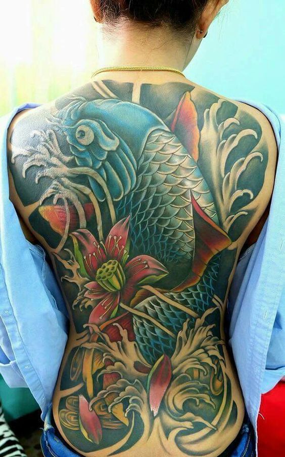 tattoo cá chép xanh dương với hoa sen kín lưng cho khách