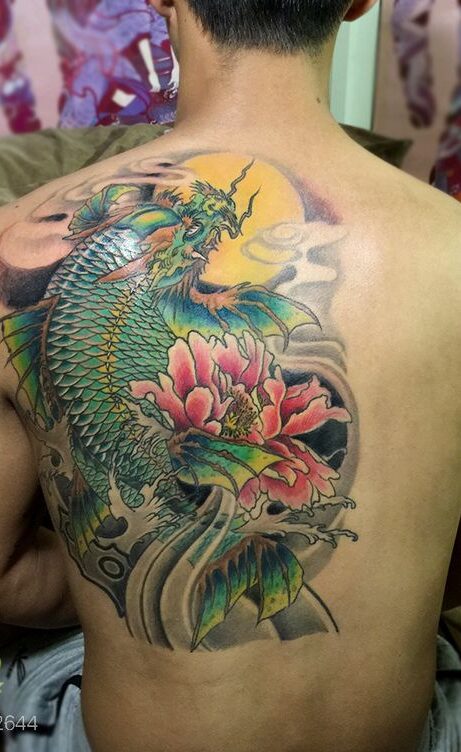 tattoo cá chép xanh hóa rồng kết hợp họa tiết hoa sen và bóng nguyệt