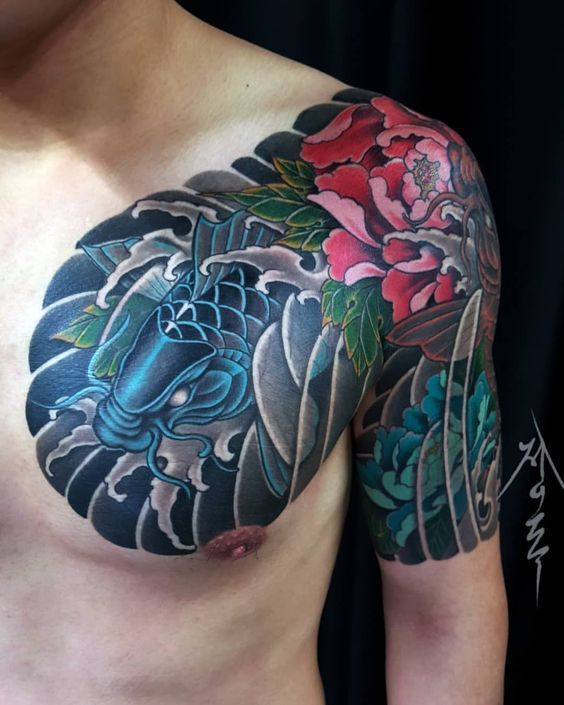 tattoo cá chép xanh kết hợp với loài hoa bỉ ngạn vắt vai