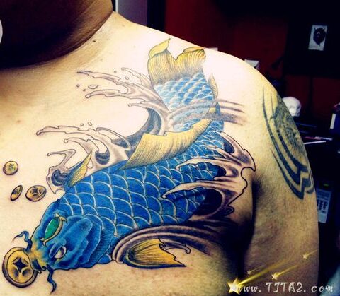 tattoo cá chép xanh ngậm đồng xu ở ngực cực đẹp