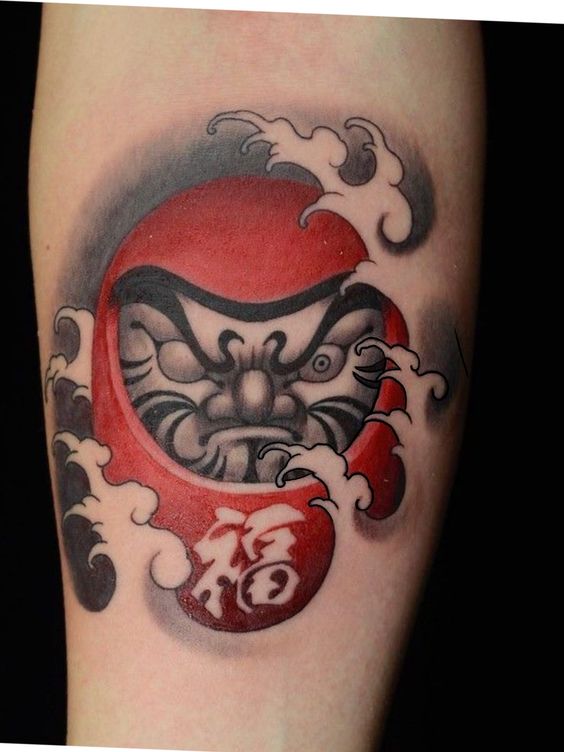 tattoo daruma đỏ kết hợp sóng biển sống động