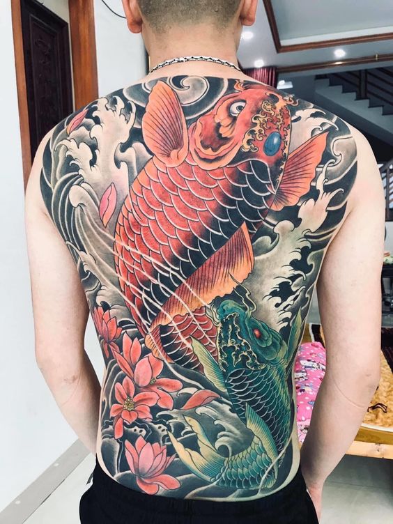 tattoo đôi cá chép xanh đỏ với hoa anh đào nhật bản