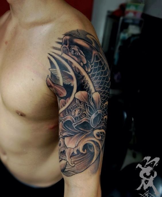 tattoo hình xăm cá chép bắp tay màu nâu đen