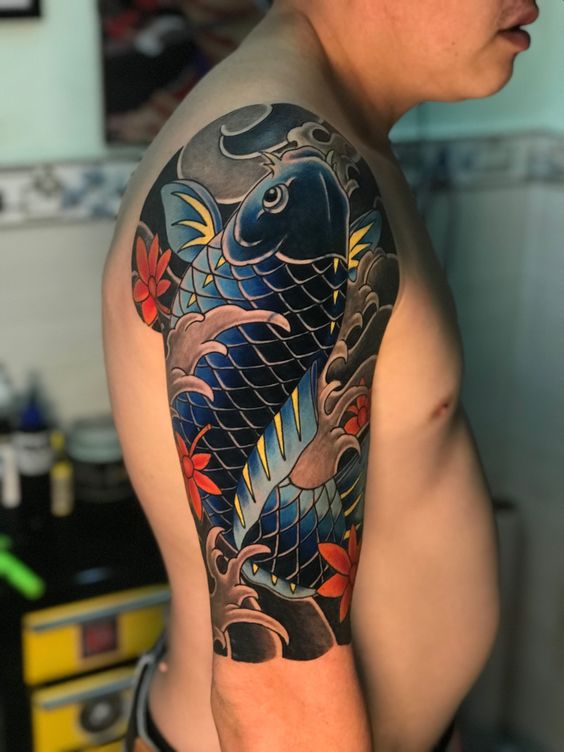 tattoo hình xăm cá chép màu xanh biển kín bắp tay