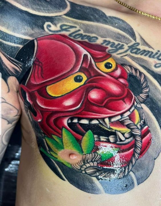 tattoo hình xăm mặt quỷ đỏ ở ngực