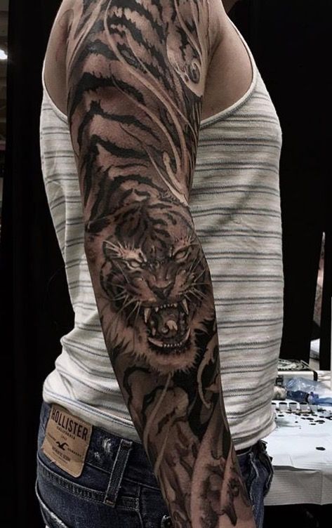 tattoo hổ xuống núi đơn sắc kín bắp tay