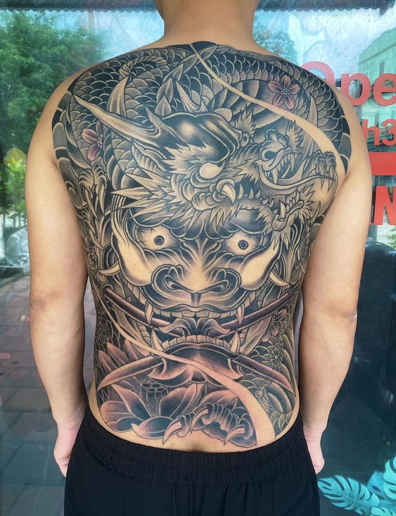 tattoo kín lưng mặt quỷ và rồng cực chiến