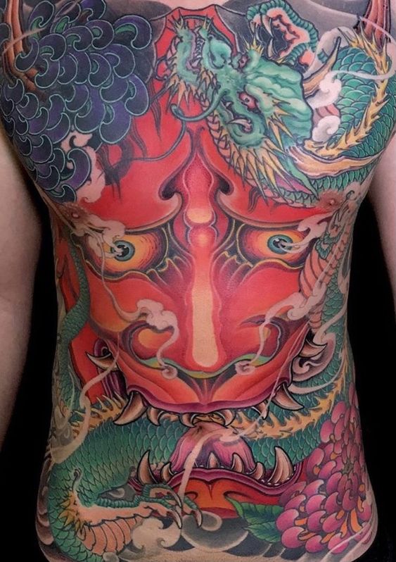 tattoo kín lưng mặt quỷ kết hợp với loài rồng và hoa