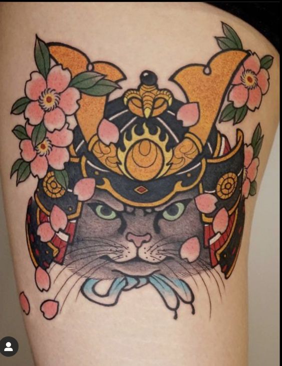 tattoo mèo samurai kết hợp họa tiết hoa anh đào