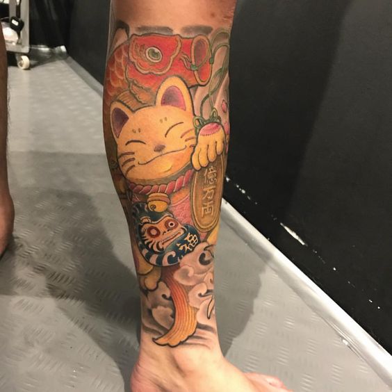 tattoo mèo thần tài kết hợp cá chép và daruma